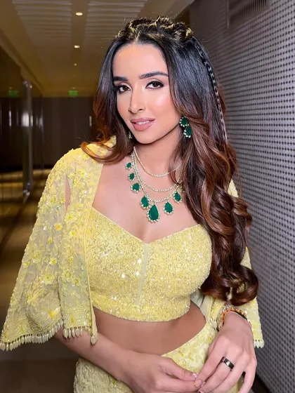 This look features soft waves combined with two small braids at the crown for a touch of boho-chic elegance, perfect for a Sangeet or Mehendi.