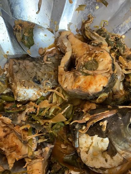 The cooked Pongsen style fish, ready to be eaten. You can see the fish head, which is a delicacy.