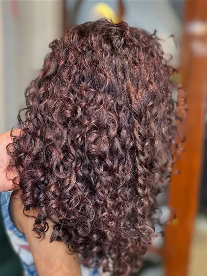 Healthy, hydrated, and beautifully colored curls. This is the result of a service focused on hair integrity first.