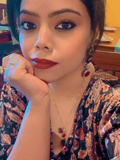 This selfie highlights the importance of coordinating accessories. The red and green tones in the earrings and necklace perfectly complement the paisley dress and bold lipstick.