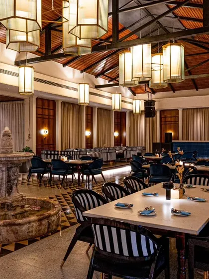 Capturing the grand scale of Vamos Experience required a composition that draws the eye through the space. The central fountain, geometric flooring, and symmetrical seating arrangements are all framed to emphasize the restaurant's impressive architecture and elegant design.