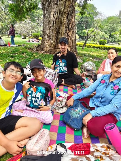 A wonderful community catch-up in Cubbon Park. We love joining these Sunday craft sessions, where people meet, share, and learn.