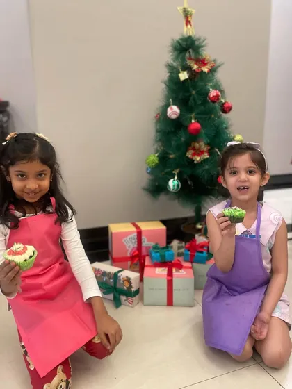 Two proud bakers with their festive green Christmas cupcakes. They decorated these all by themselves after our hands-on baking lesson.