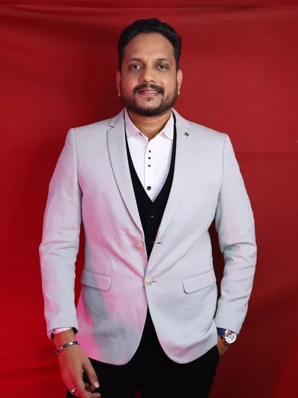 Look sharp for your next function without buying a new suit. This smart grey blazer is available for rent and is perfect for formal events, parties, or even a professional photoshoot. We have many options for men's formal wear.
