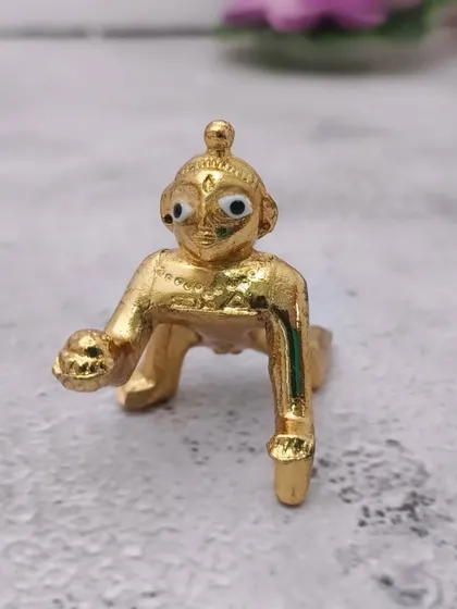 Panchaloham se bani yeh crawling baby Krishna (Laddu Gopal) ki murti bahut hi pyaari hai. Isse aap apne ghar ke mandir mein sthapit kar sakte hain.
