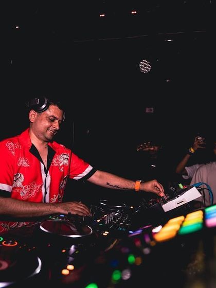 A great night at Club Pandora in Mumbai. Here I'm using the Toraiz SP-16 again, this time to trigger one-shot samples and add rhythmic complexity to the set. It's all about keeping the groove interesting and powerful.