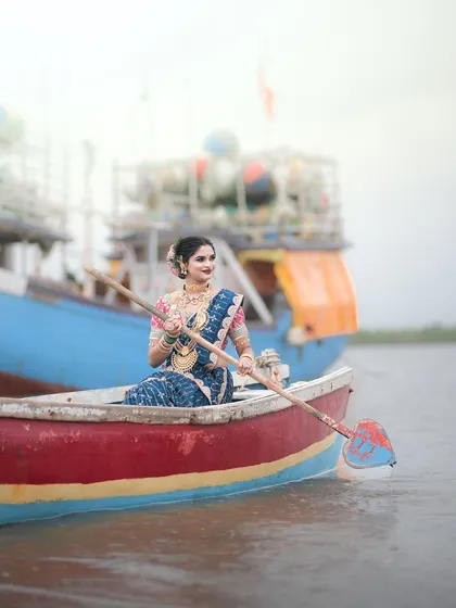 Rowing the boat, our model looks like a true daughter of the sea. The entire look was styled to be authentic to the Koli culture.