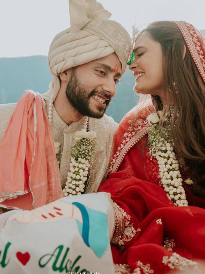 The purest smiles from this Rishikesh wedding. The bride's fresh, natural glam was the perfect choice for this outdoor ceremony, blending seamlessly with the serene and romantic atmosphere.