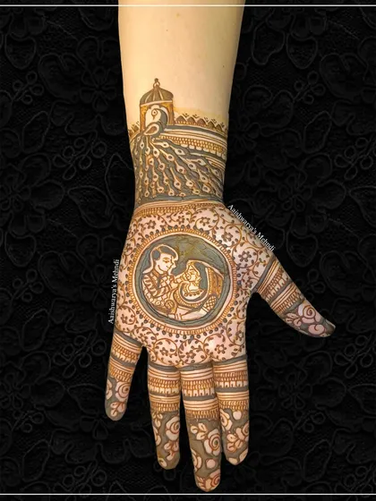 A lovely varmala ceremony portrait captured within a circular frame on the palm. This is a popular and beautiful way to celebrate a key wedding ritual in your mehndi.