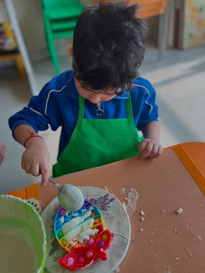 This student is making a creative chocolate pop-it, a highlight of our workshop.