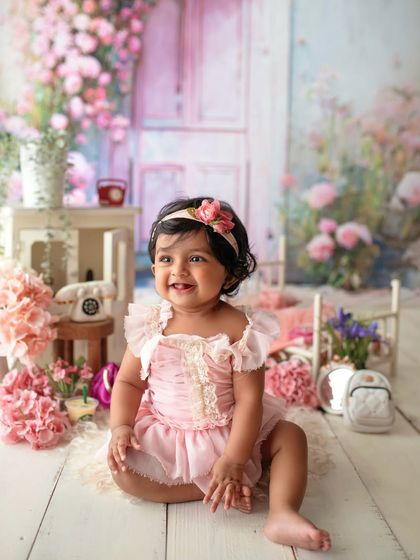 A full view of this gorgeous, girly setup. From the floral wallpaper to the mini bed, every detail is planned to create a magical scene.