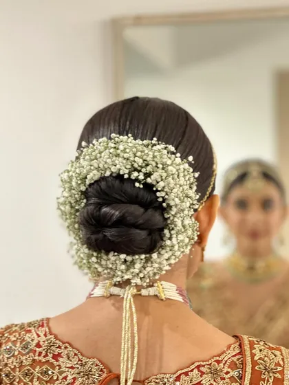A slightly different angle of the gajra bun, with the bride's reflection visible in the mirror.