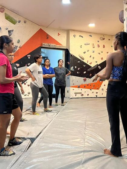 A guided session in progress. Here, an instructor explains techniques to a group of women, creating a supportive learning environment for everyone.