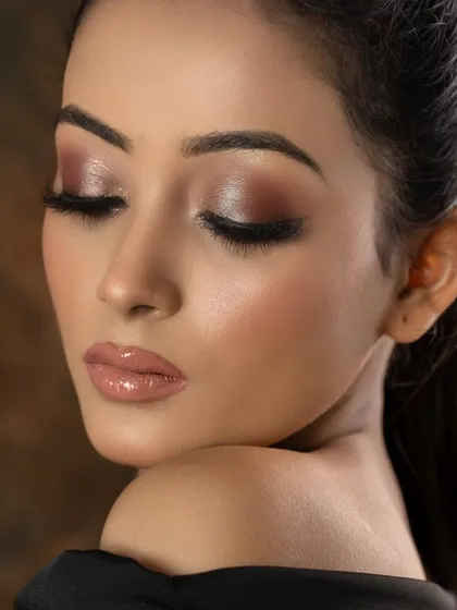 A beautiful example of a soft glam eye makeup look taught in my advanced course. We focus on blending shimmers and mattes to create dimension, paired with a glossy nude lip for a polished finish.