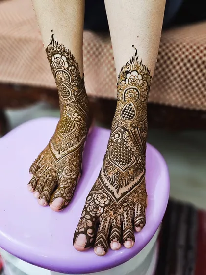 Complete your bridal look with stunning henna for your feet. This intricate design covers the entire foot, ensuring you look perfect from every angle.