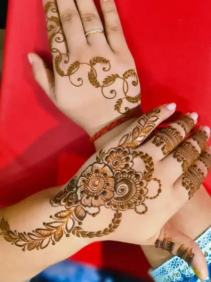 A perfect example of a modern fusion design. This style combines the boldness of Arabic mehndi trails with the intricacy of traditional floral patterns, creating a balanced and beautiful look for any occasion.