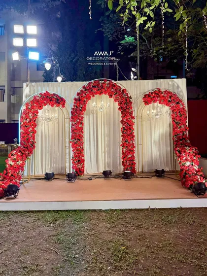 A wide shot of the red rose photo booth in its outdoor setting.
