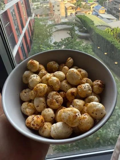 A bowl of roasted makhana (fox nuts), a perfect low-calorie, high-fiber snack to munch on between meals.