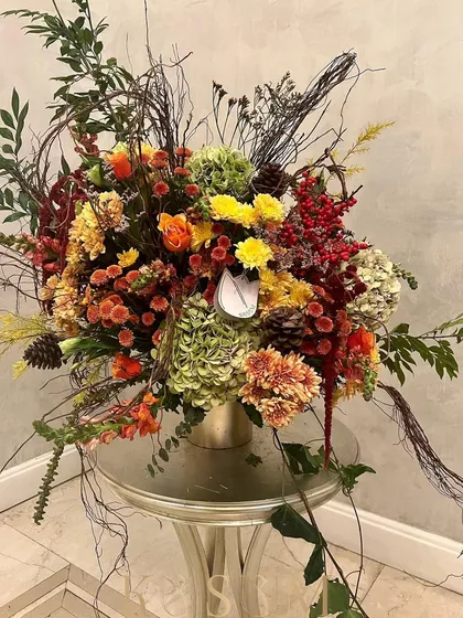 A design inspired by poetry, in a palette of golden brown, russet, and ochre. This wild play of textures and densities features Ilex berries, hydrangeas, and amaranthus for a sophisticated, artistic look.