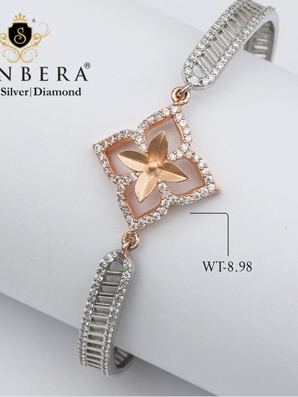 A beautiful two-tone bracelet in silver and rose gold, featuring a floral charm. Weighing 8.98 grams, this is the perfect accessory for a touch of modern romance.