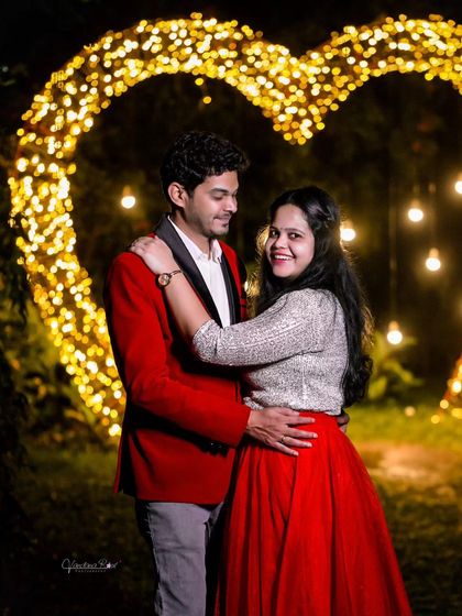 Nothing says romance like a heart made of lights. I use creative props and lighting to create a magical, dreamy atmosphere for evening and night couple photoshoots.