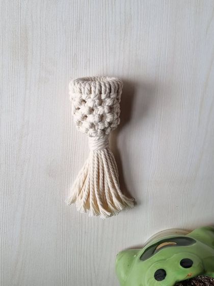 A single off-white mini plant hanger, ready to be used as a fridge magnet to add a touch of green to your kitchen.