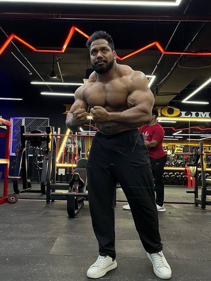 I know you're watching. I will give you a great show. A confident pose in my gym.