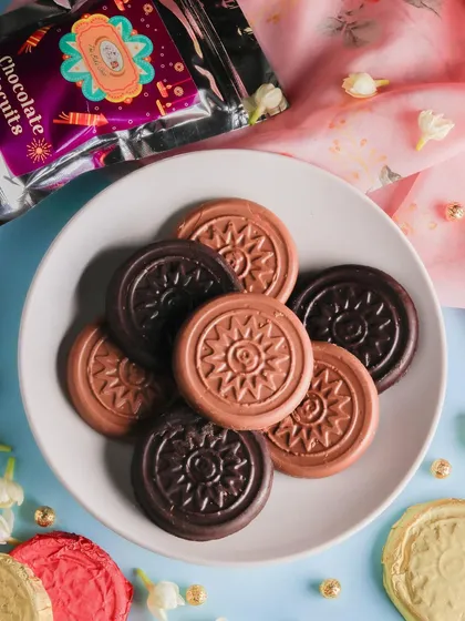 A heavenly blend of crunchy biscuits coated with creamy milk and dark chocolate. A simple pleasure that's hard to resist.