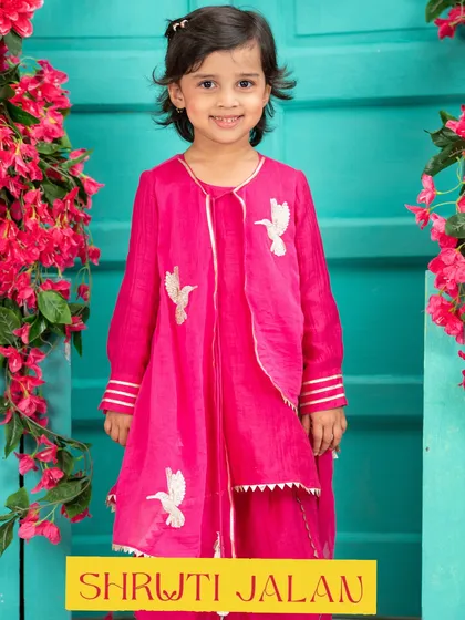 Pretty in pink. This fuchsia kurta set with delicate bird embroidery is a bright and cheerful choice for any festival. The layered look is both stylish and comfortable.
