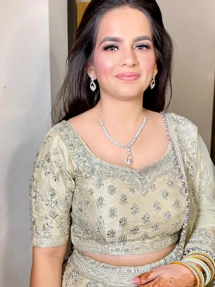 A close-up of this sweet bride-to-be for her Sagan function. The makeup is all about a soft, romantic glow with a flawless base, shimmery lids, and a pretty pink lip.