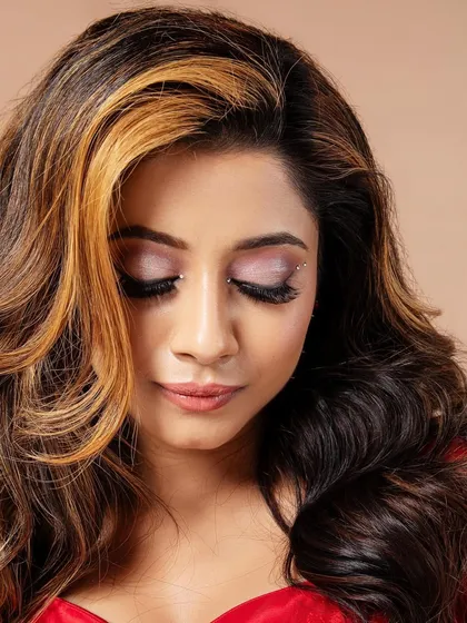 Wondering how to make your makeup last in hot and humid weather? This post shares my go-to tricks, from using a mattifying primer to keeping blotting papers handy for a fresh, fabulous look all day.