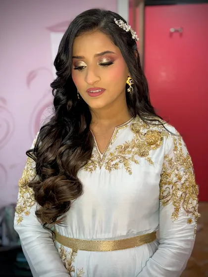 Another shot of this elegant look, showing the beautiful shine and texture of the waves.