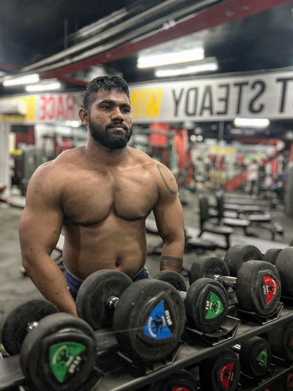 A relaxed but powerful pose. Even when not flexing, the size is evident.