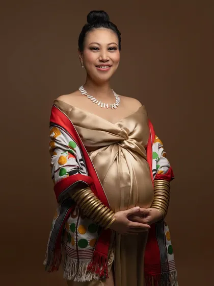We love incorporating personal and traditional elements into our shoots. Here, a beautiful traditional shawl adds a layer of heritage and personal story to a classic golden maternity portrait.