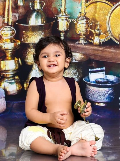 Welcome to Agrabah. This little Aladdin is ready to find his magic lamp in our richly detailed, treasure-filled marketplace set.