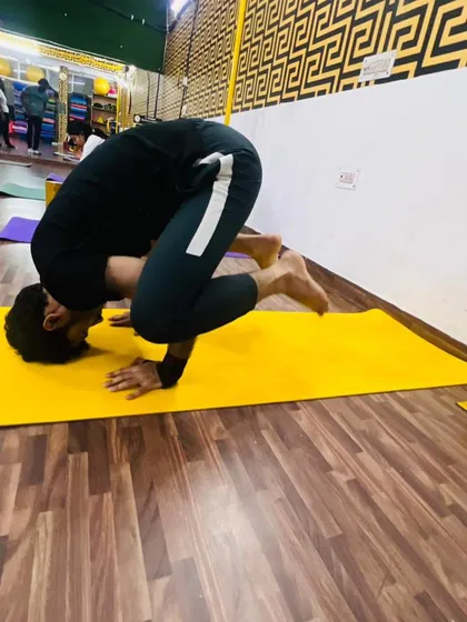 This is what practice and dedication looks like. Our member nailing the Bakasana, or Crow Pose, which builds amazing arm and core strength. Bahut acche!