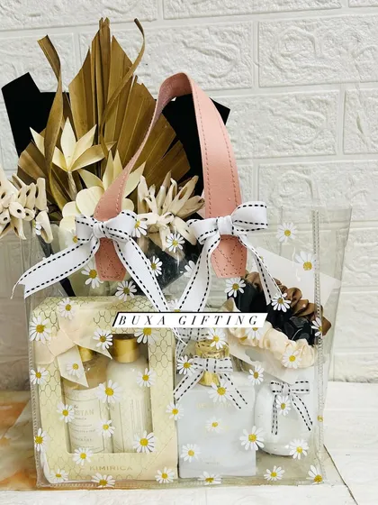 I love the timeless sophistication of an all-white theme. This luxury hamper, presented in a reusable floral PVC handbag, includes a Bella Vita Oud perfume, an Aura white candle, a dried flower bouquet, and a Kimirica self-care gift pack. It’s pure elegance.