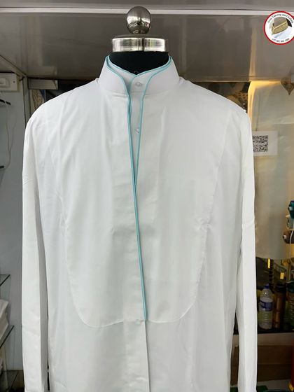 This is a close-up of a saya with attention-grabbing light blue piping. This simple detail adds a touch of personality and a sharp finish to the garment.