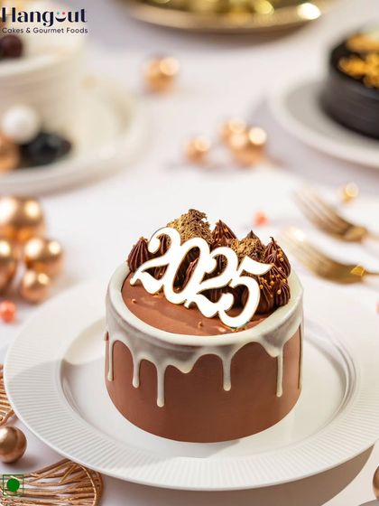 Ring in the new year with our Couverture Belgian Chocolate bento cake. It's decorated with a white chocolate drip and a "2025" topper for a rich and festive celebration.