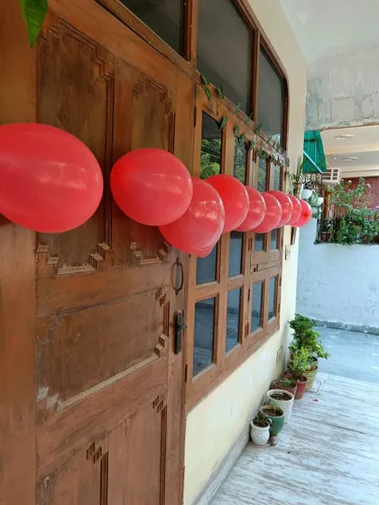 Simple, festive decorations make all the difference. I use dog-safe balloons and banners to transform my home into a proper dog birthday venue for your special occasion.