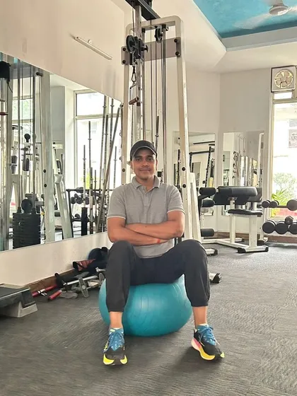 Another angle of me on the stability ball, ready for the next set of exercises.