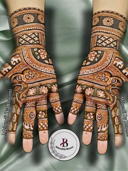 This design features rows of elephants and beautiful floral work. The combination of bold animal motifs and delicate flowers creates a balanced and attractive look.