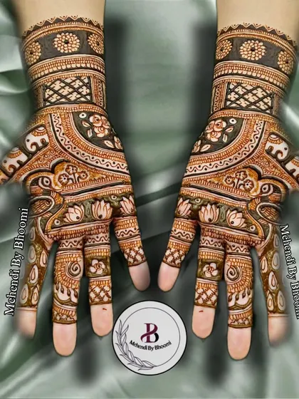 This design features rows of elephants and beautiful floral work. The combination of bold animal motifs and delicate flowers creates a balanced and attractive look.