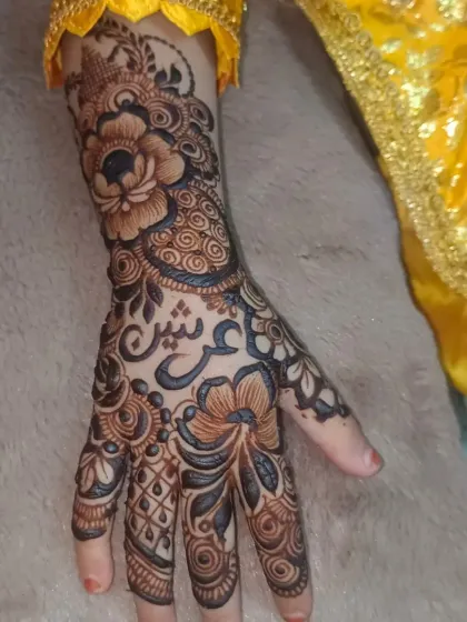 For older kids or special occasions, I can create more intricate, full-hand designs like this one. This beautiful pattern combines bold florals, delicate swirls, and even her name in Arabic calligraphy, making it truly special for her.