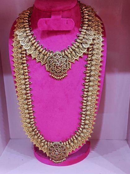 A classic kasina sara (coin necklace) set, with both a choker and a long haram, for a timelessly traditional look.