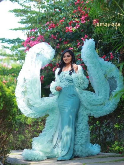 The full, dramatic trail of the turquoise gown is showcased in this stunning garden portrait. It’s a real showstopper.