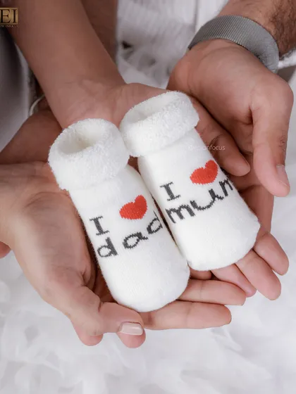 A close-up of our adorable "I love mum/dad" baby socks, a popular prop for announcement photos.