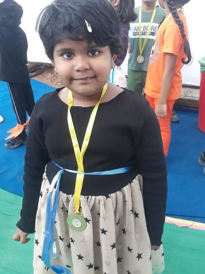 A very proud moment for us. Our student Nataniya, who is only 6 years old, won the first prize in a two minute instant painting competition. Her confidence and skill are truly commendable.