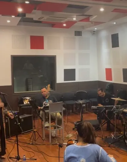 A wider view of our open rehearsal in Bogotá. You can see the audience listening intently as we run through our set, creating an intimate and educational atmosphere.