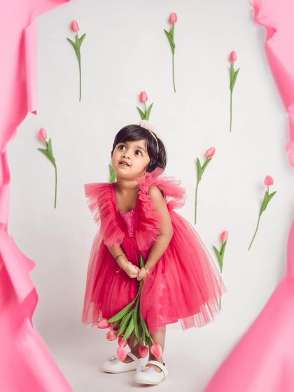 We love how this tulip theme turned out. The creative use of paper and fresh flowers creates a unique and artistic backdrop.